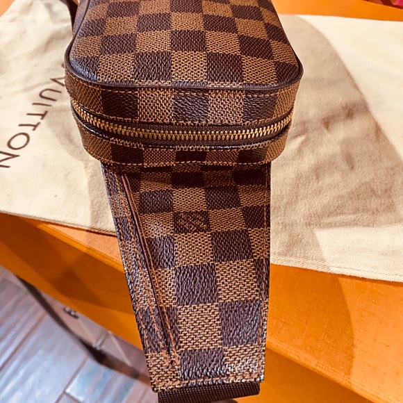 🧸🧸🧸 Authentic Louis Vuitton Geronimo Bodybag - Picture 5 of 15